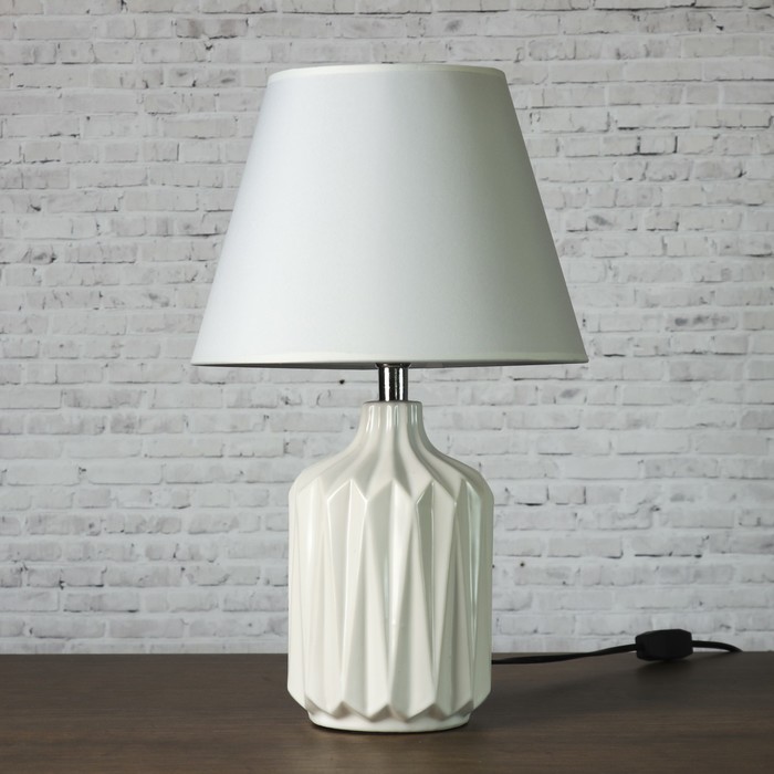 Лампа настольная "Грани" 1х25W E14 белый 20х20х30 см (Изображение 1)