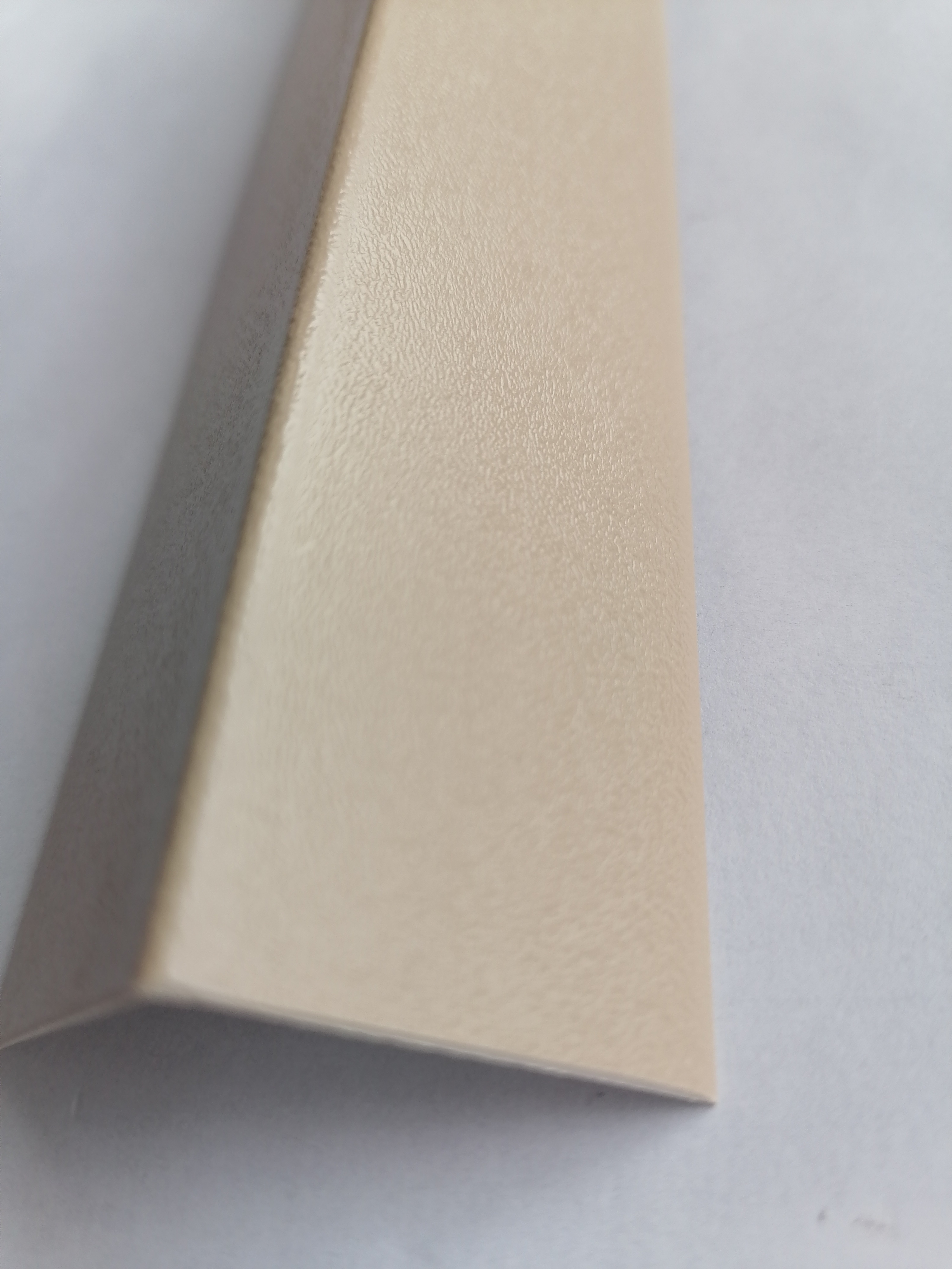 картинка Угол 30х30мм 2,7м "Деконика" Светло-бежевый / 011 от магазина Евродом