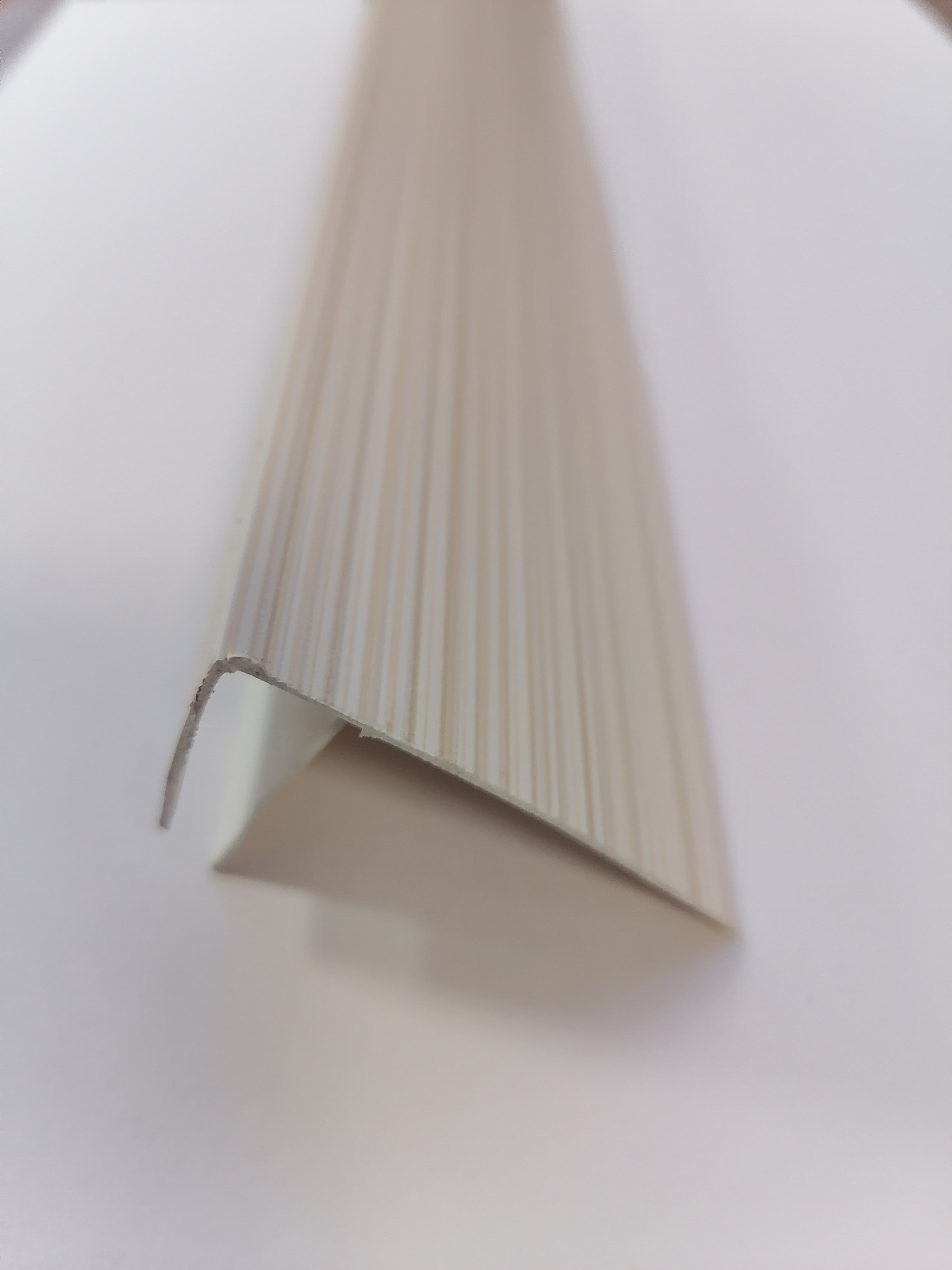 картинка Закрывающий профиль Рипс песочный Т10мм. 3м  от магазина Евродом