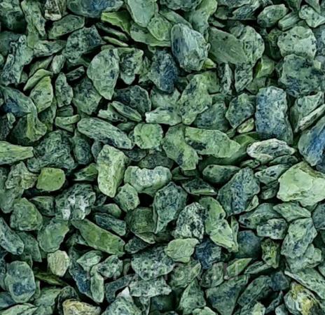 картинка Декоративый щебень "Змеевик" ф.10-20 мм, 20кг. от магазина Евродом