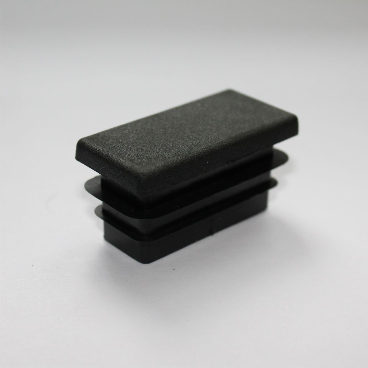 картинка Заглушка пластик черная 30х20мм от магазина Евродом